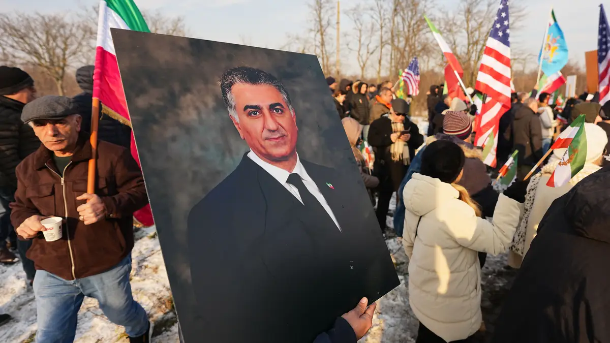 Fotografia do príncipe herdeiro exilado do Irão, Reza Pahlavi, durante uma manifestação de apoio aos protestos contra o governo no Irão, junto à embaixada dos EUA em Bucareste, Roménia, na quarta-feira, 14 de janeiro de 2026.