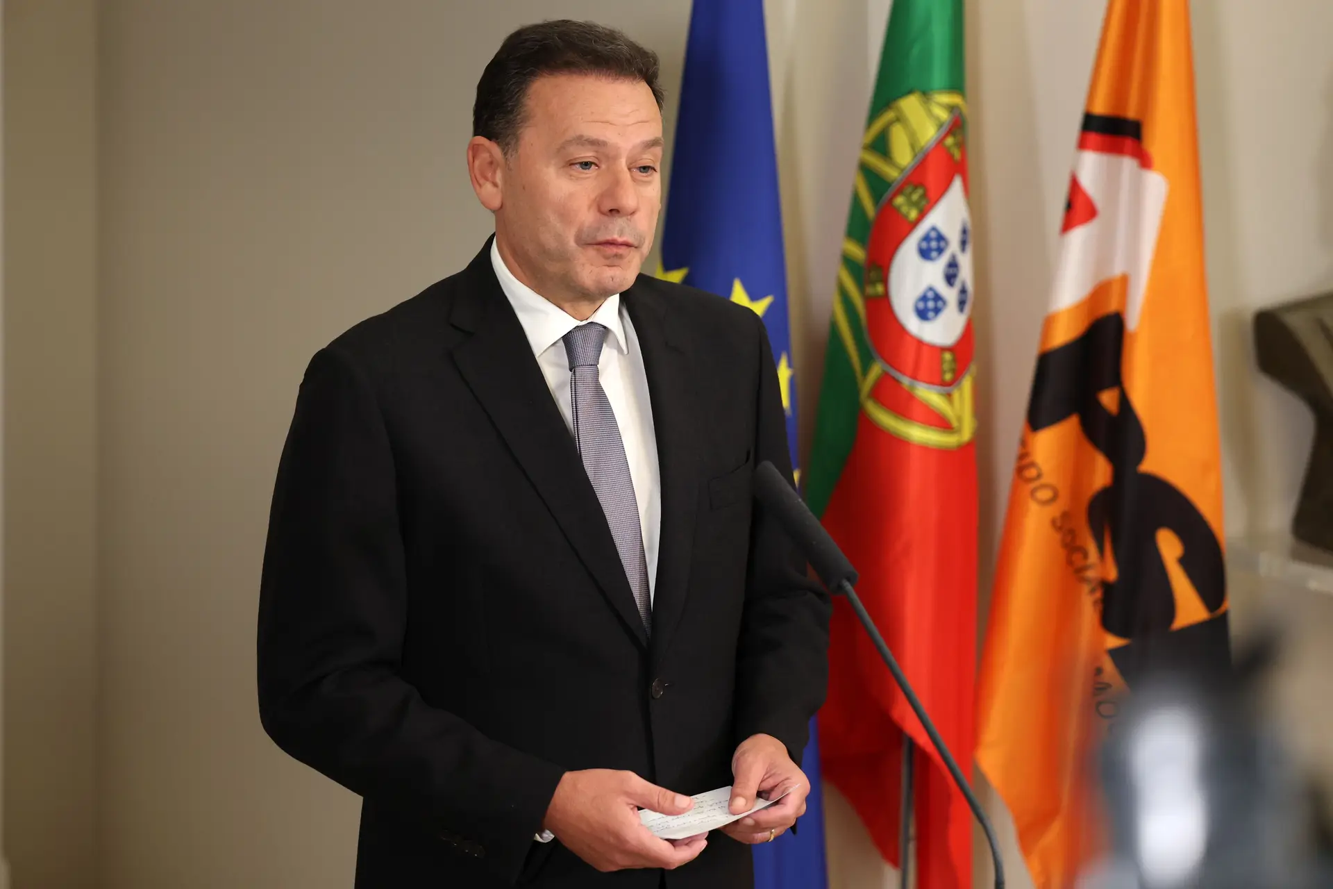 Primeiro-ministro apresenta queixa contra utilizador "Volksvargas"