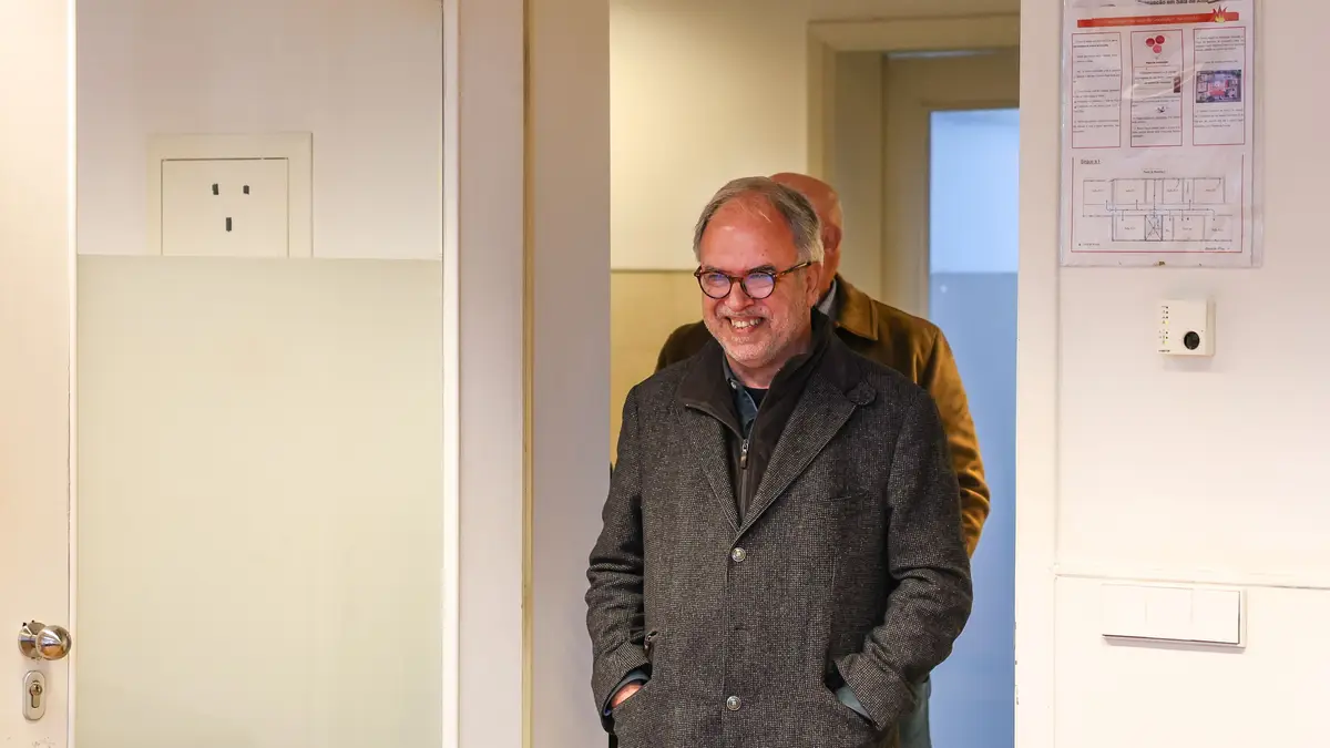 O coordenador do Bloco de Esquerda (BE), José Manuel Pureza, exerce o seu direito de voto para as eleições presidenciais, na Escola Avelar Brotero, em Coimbra, 18 de janeiro de 2026.