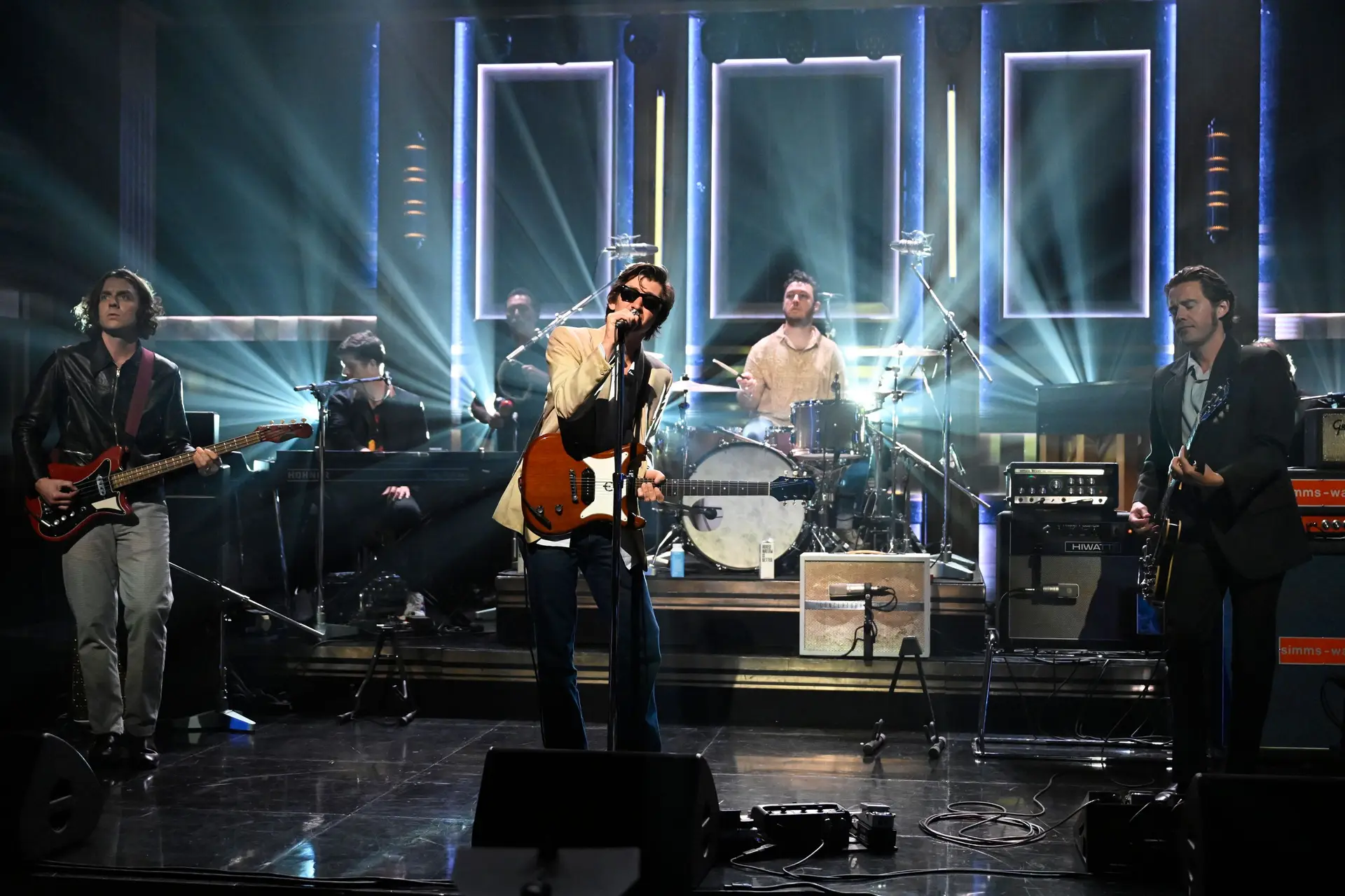 Os Arctic Monkeys atuam como convidados musicais no programa The Tonight Show Starring Jimmy Fallon em Nova Iorque, a 29 de setembro de 2022.