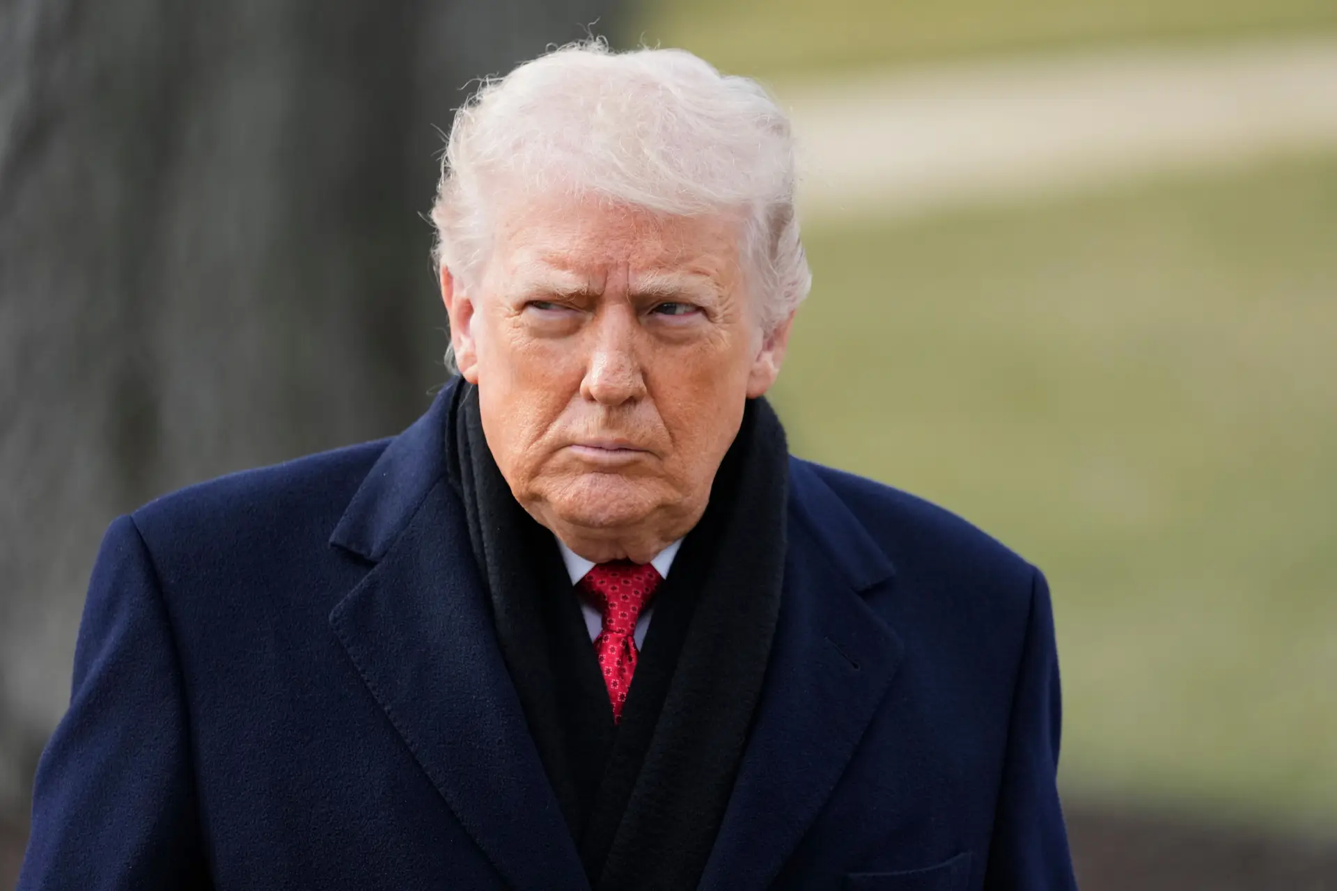 Trump irrita-se com jornalista após pergunta sobre ficheiros Epstein