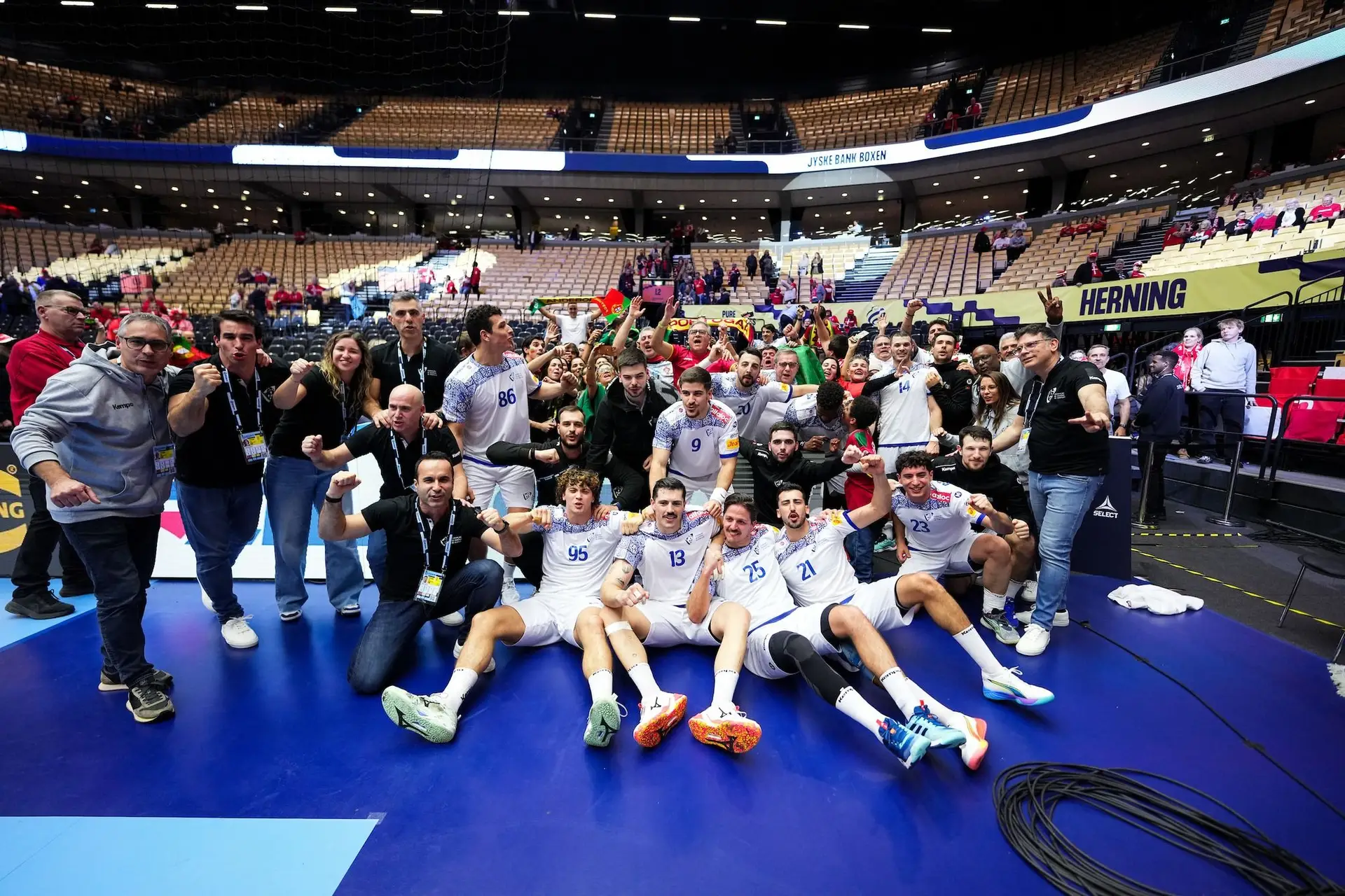 Andebol: Portugal vence Dinamarca e qualifica-se para a Ronda Principal do Europeu