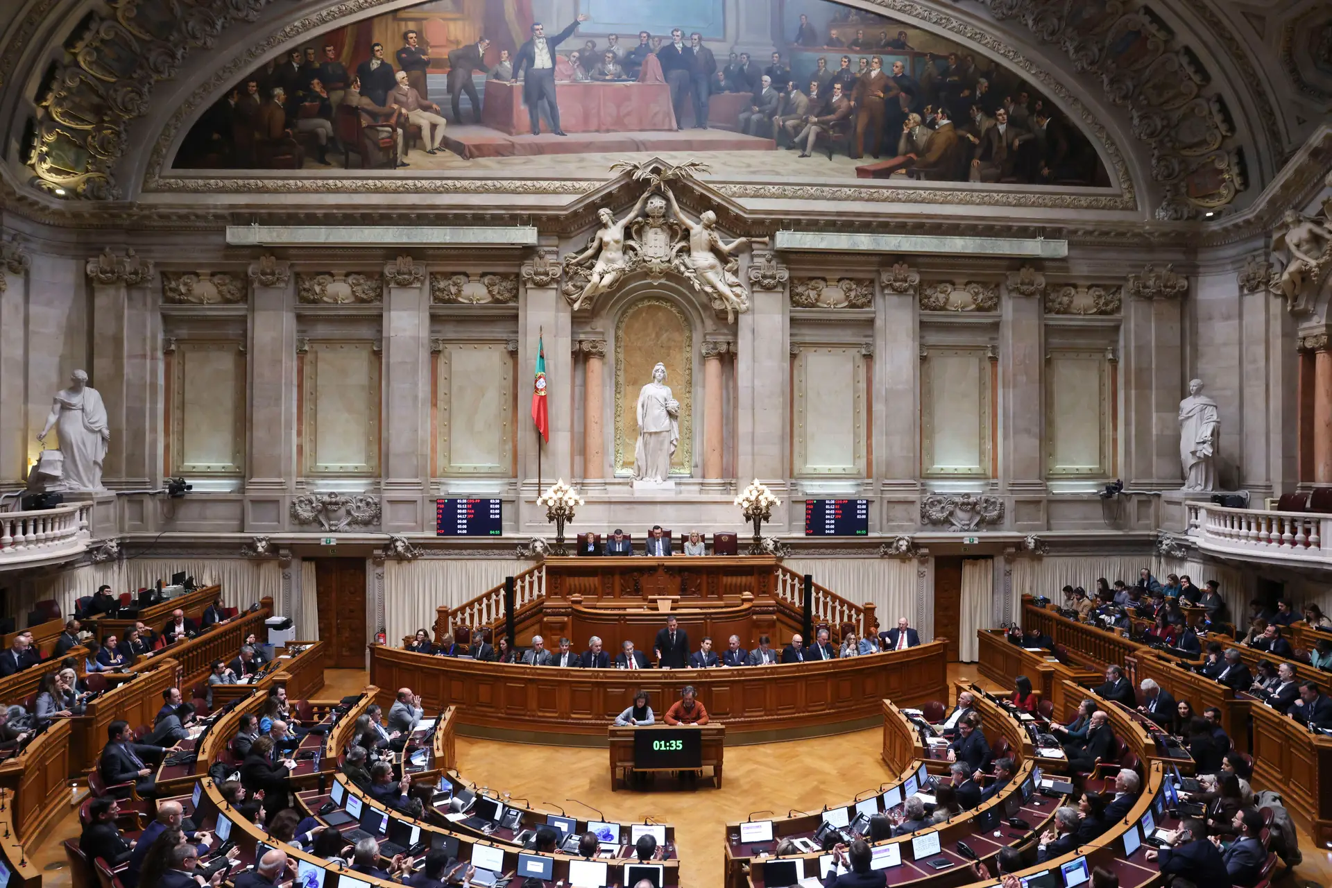 Parlamento debate alargamento dos tempos de antena em rádios locais e uso de IA em campanhas