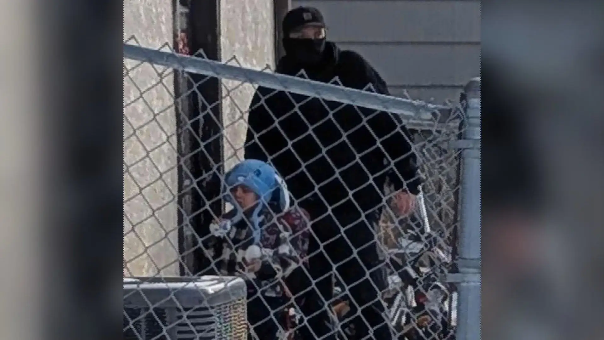 Agentes do ICE detêm criança de cinco anos à porta de casa no Minnesota