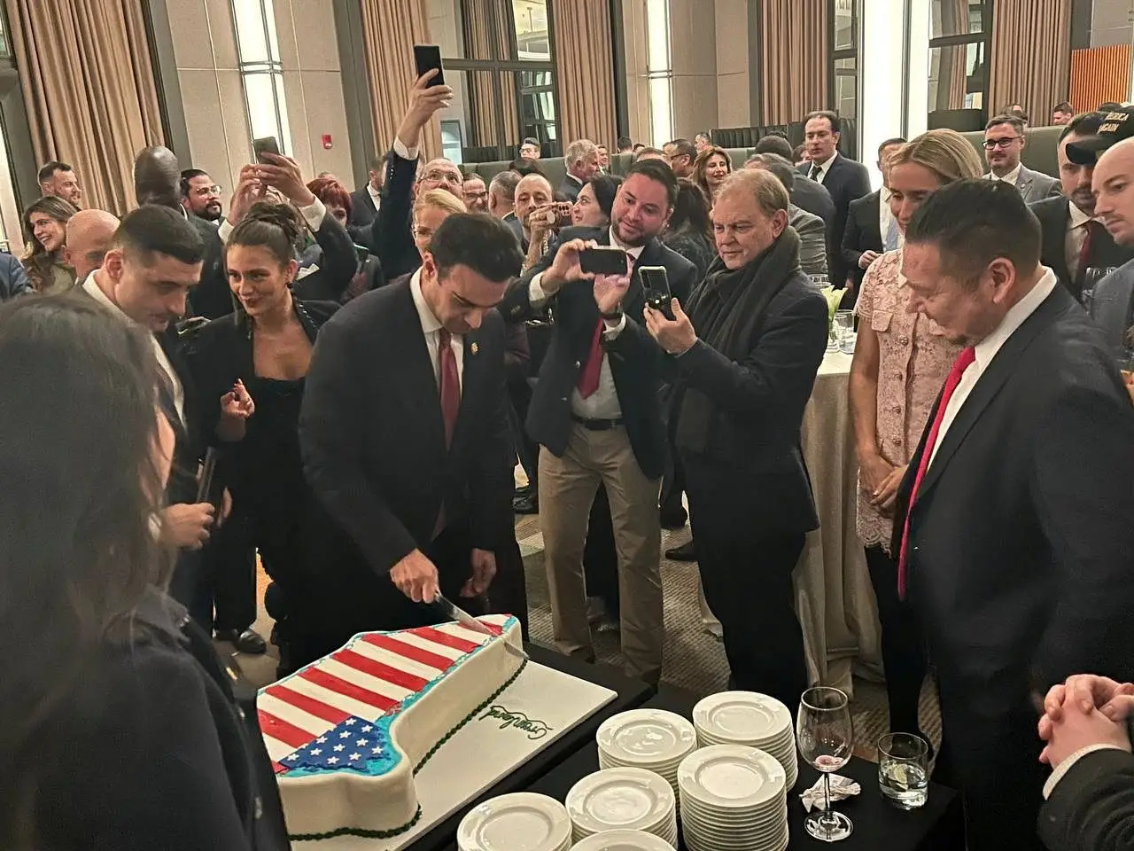 Um bolo com o formato da Gronelândia decorado com a bandeira norte-americana foi servido num evento de deputados republicanos, a 20 de janeiro, nos Estados Unidos.