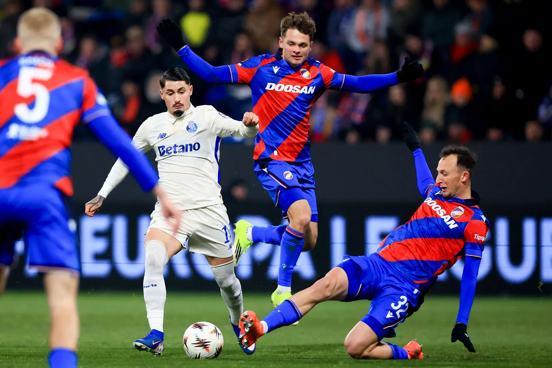 Viktoria Plzen esteve quase a fazer jus ao nome, mas FC Porto ainda resgatou empate