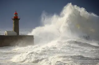 Aviso vermelho em dez distritos do litoral devido à agitação marítima