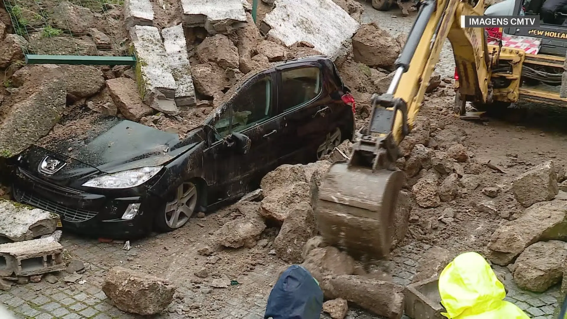 Derrocada de muro destrói quatro viaturas no concelho da Covilhã