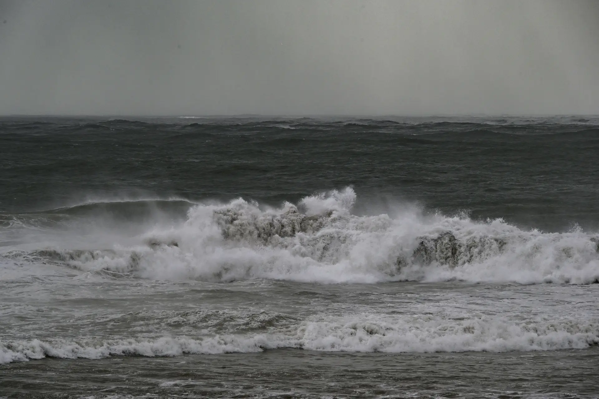 Dez distritos sob aviso laranja no início da semana devido a agitação marítima