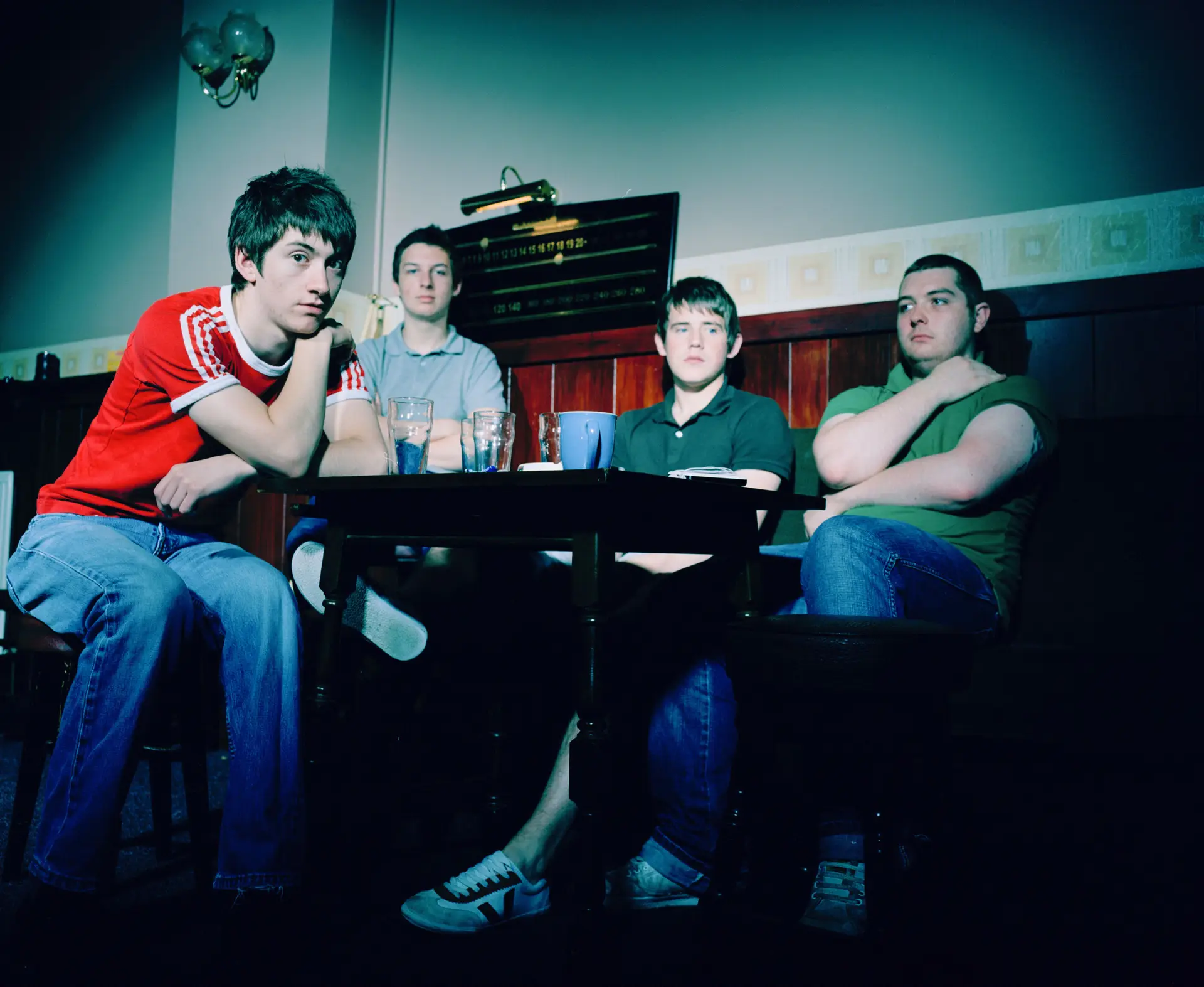 A banda britânica de indie rock Arctic Monkeys num pub, em 2006.