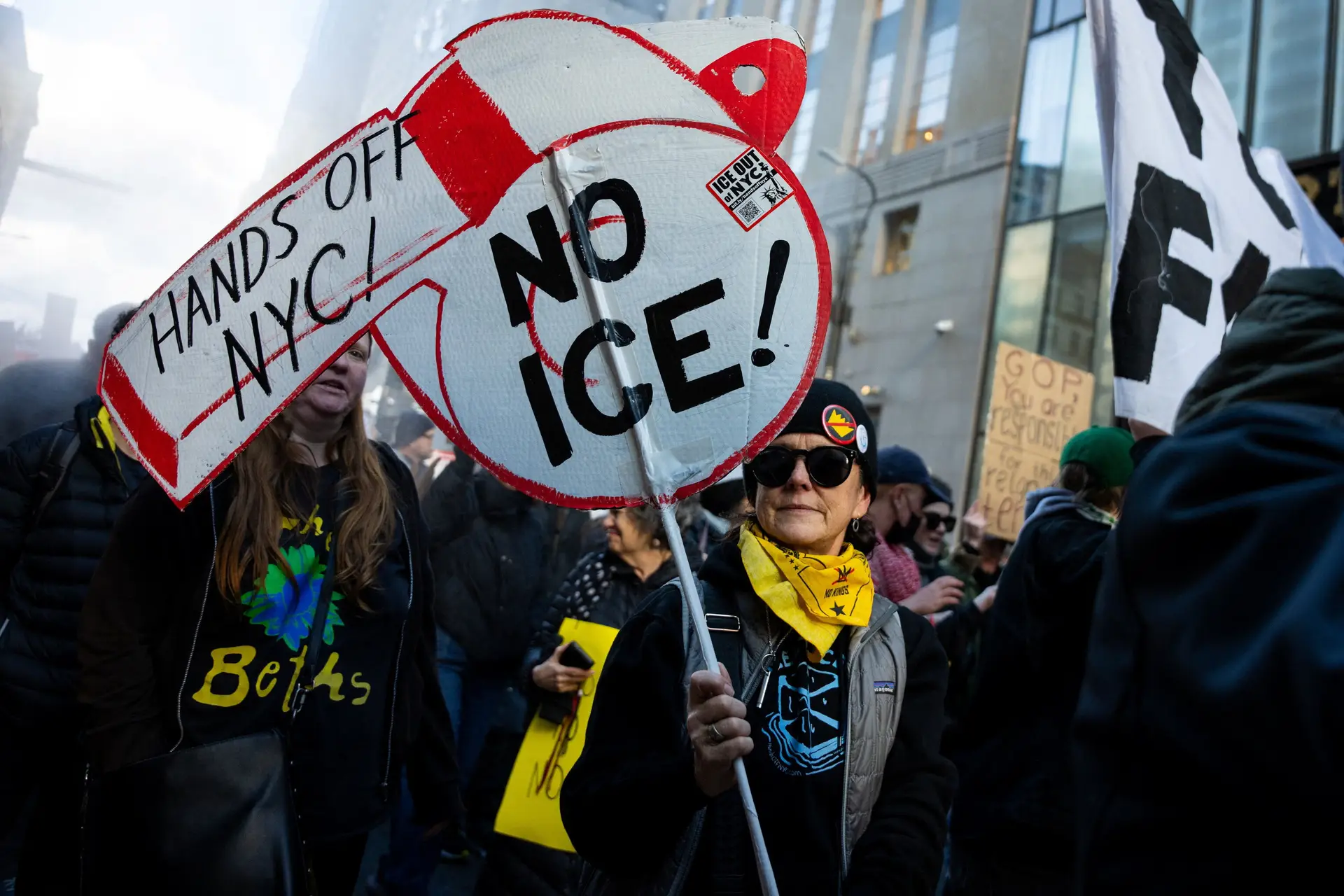 Milhares protestam em Los Angeles: "Fascismo aconteceu noutros sítios, por que não na América?"