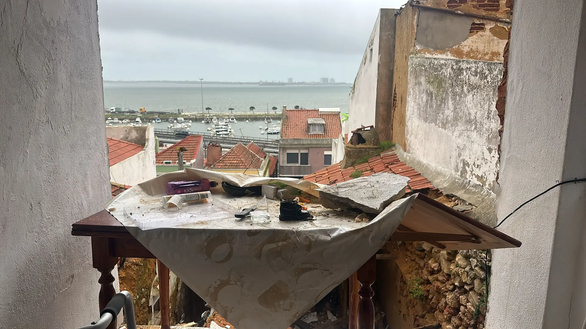 20 minutos: família com quatro menores fica desalojada em Setúbal após desabamento de parte da casa