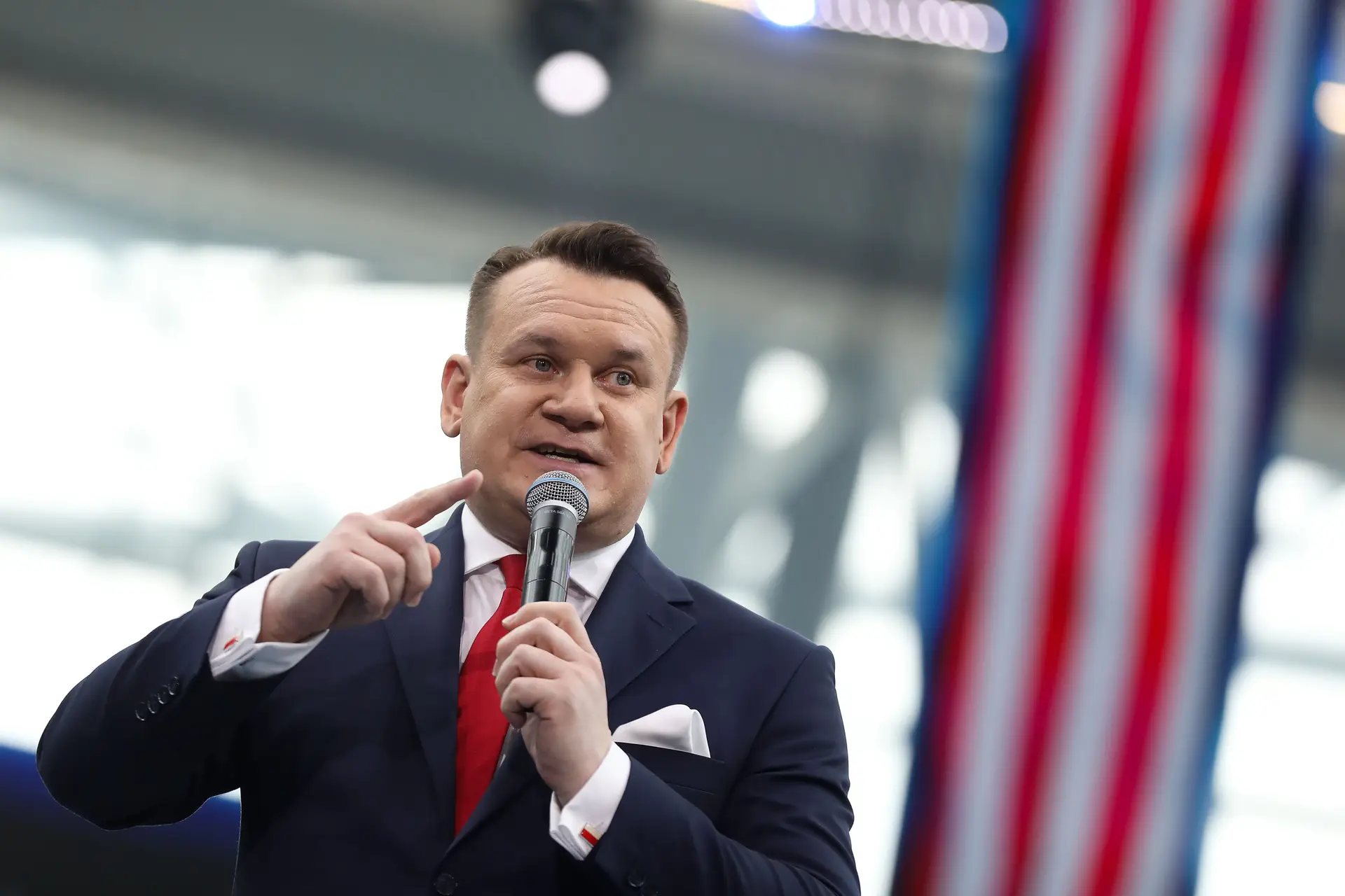 Dominik Tarczynski, deputado ao Parlamento Europeu pelo partido Lei e Justiça (Law and Justice), na Conservative Political Action Conference (CPAC), em Jasionka, Polónia, a 27 de maio de 2025. 
