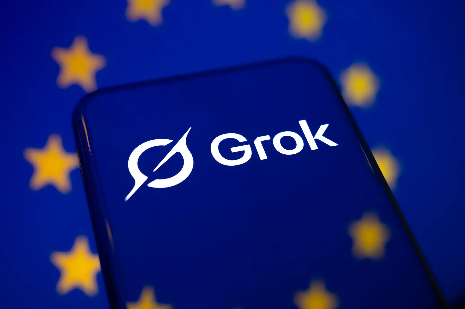 Bruxelas anuncia investigação ao Grok por imagens sexualmente explícitas manipuladas