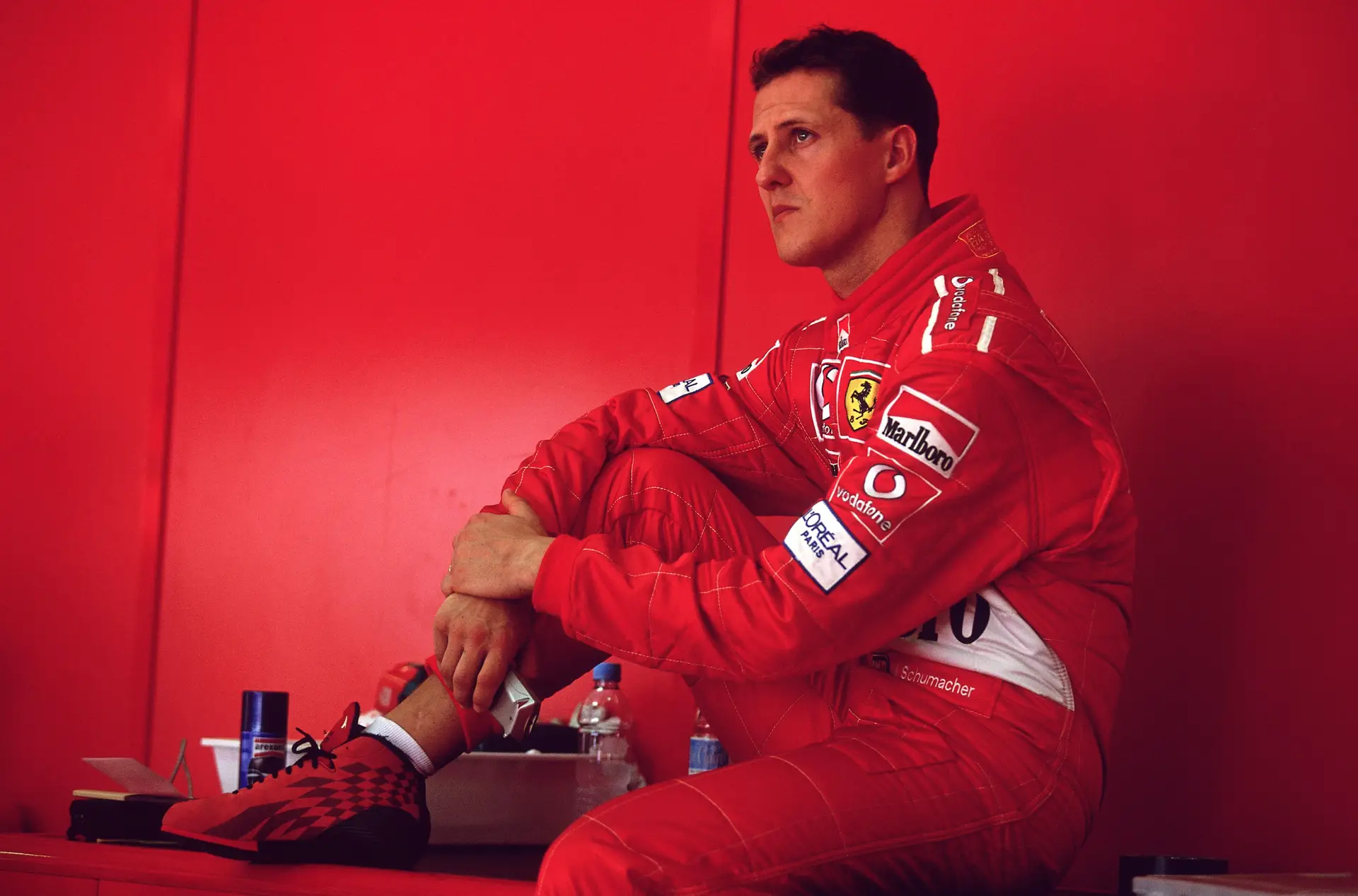 Ex-piloto Michael Schumacher, antes do Grande Prémio da Malásia de Fórmula 1, no Circuito de Sepang, em Kuala Lumpur, Malásia, a 17 de março de 2002.