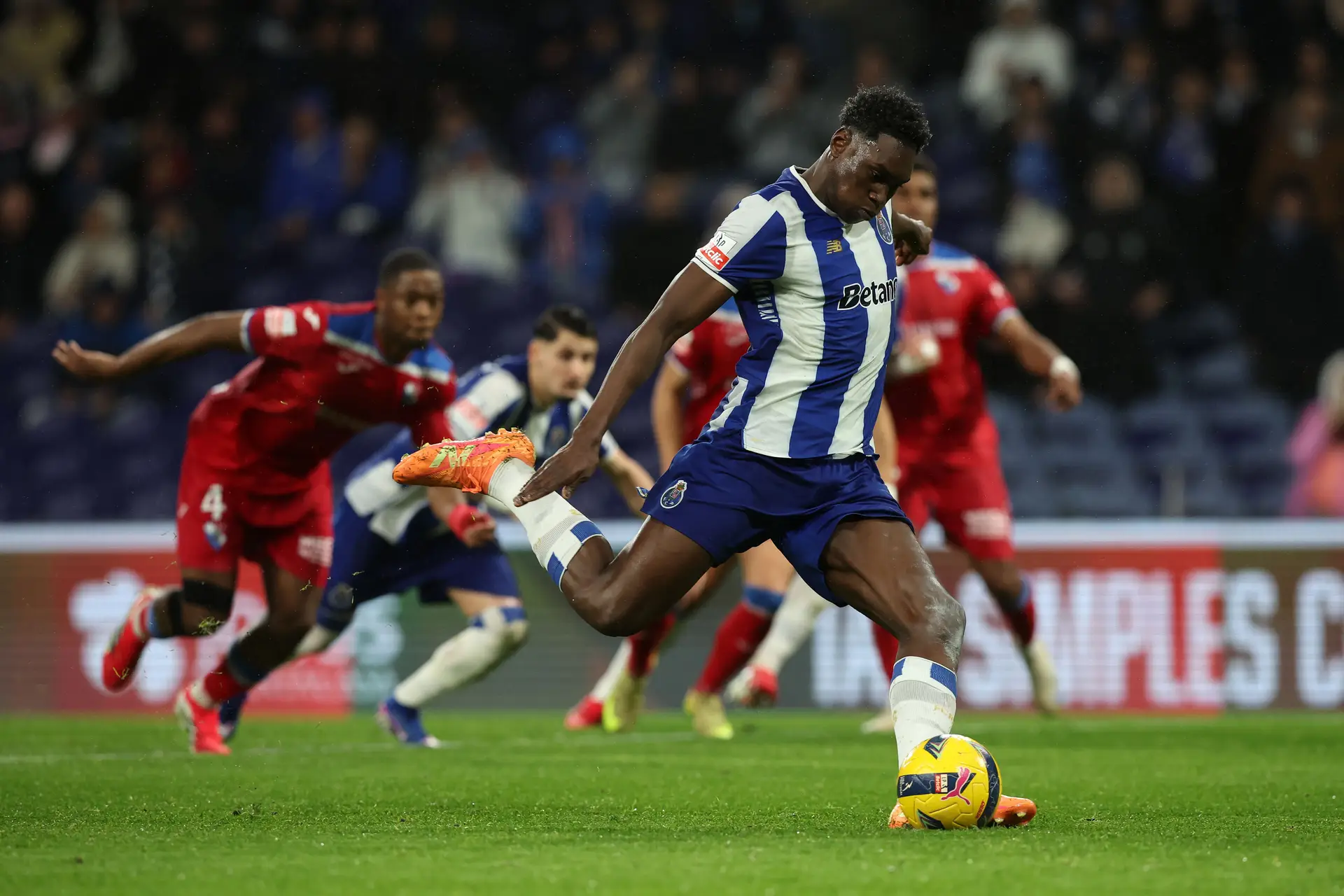 FC Porto vence Gil Vicente no Dragão e consolida a liderança do campeonato