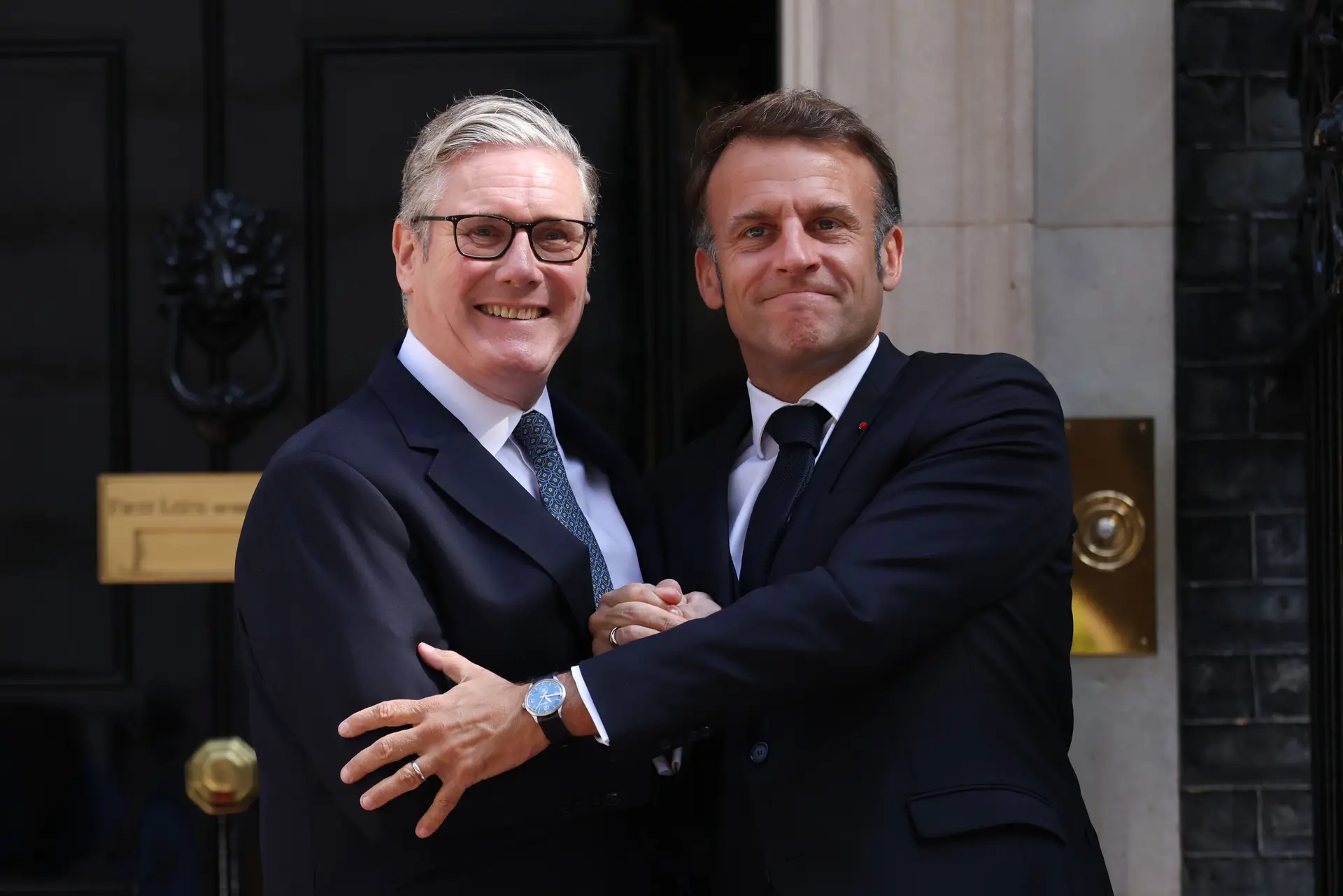 Starmer entra na brincadeira e faz piada com Macron por causa dos óculos de sol