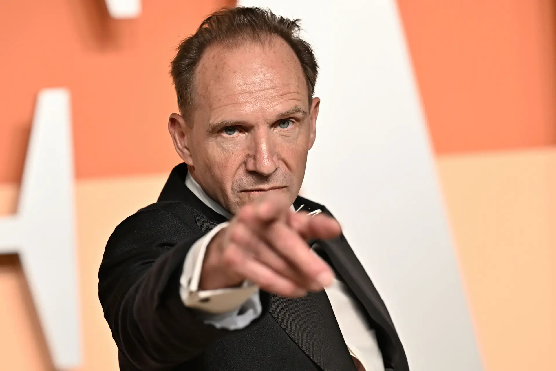 Será que Ralph Fiennes revelou acidentalmente o novo Voldemort da nova série de Harry Potter?