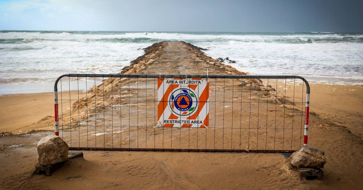 Retomados trabalhos de reposição de areias na Costa da Caparica e São João da Caparica