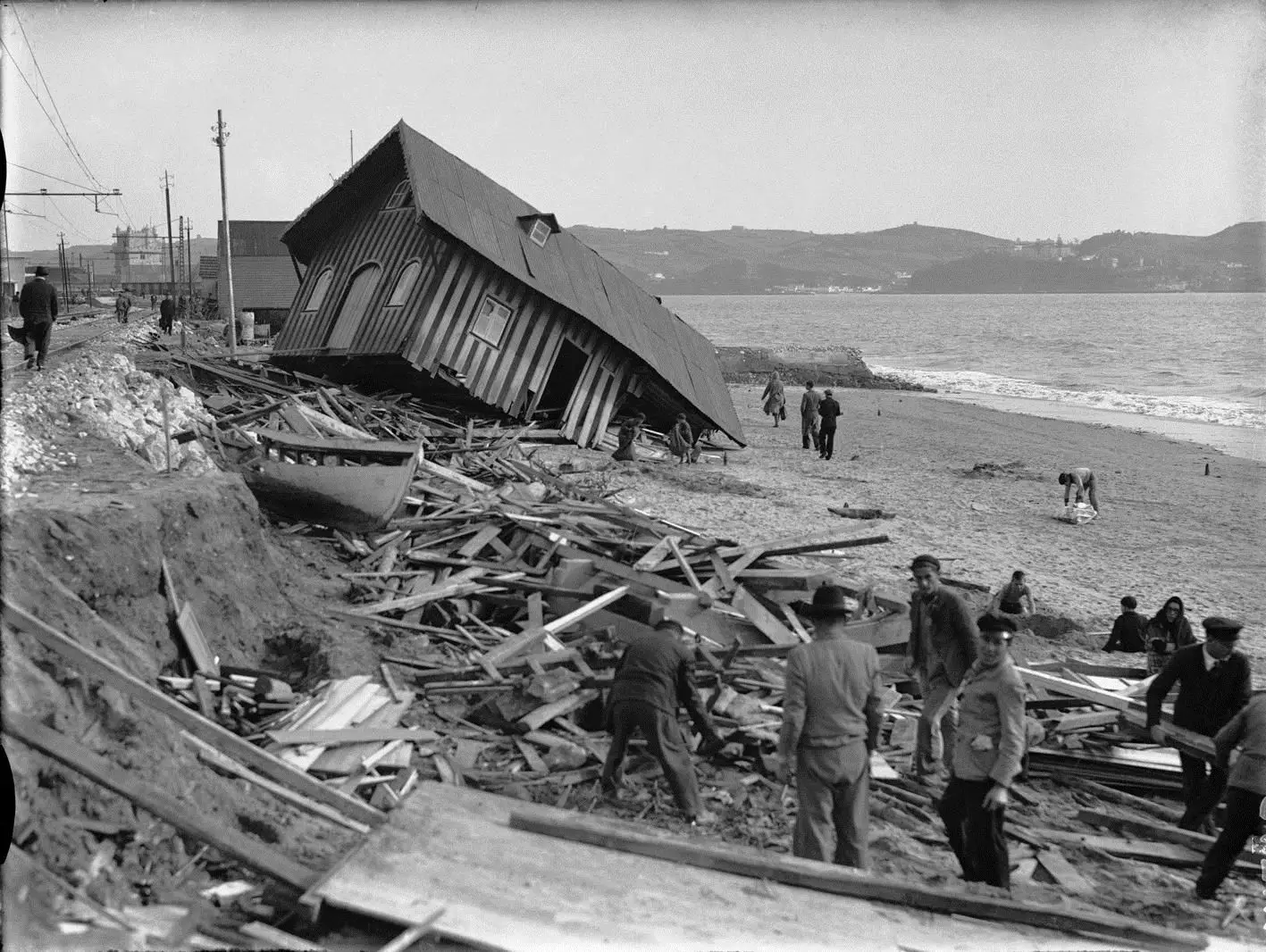 Os destroços na praia de Pedrouços, na zona de Belém, após a passagem do ciclone a 15 de fevereiro de 1941.