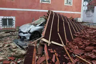 Depressão Kristin: homem morre após queda de árvore, há milhares de casas sem eletricidade