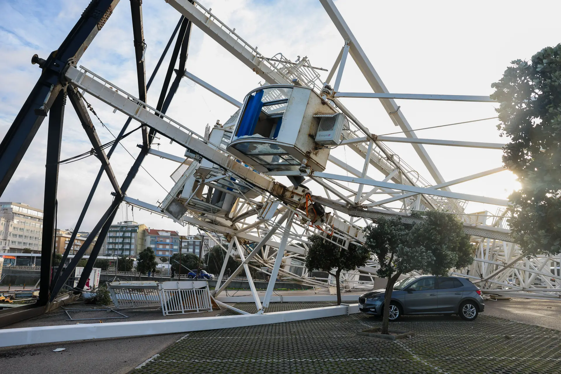 Devido à passagem da depressão Kristin, a roda gigante caiu no Parque das Gaivotas, na Figueira da Foz, 28 de janeiro de 2026.