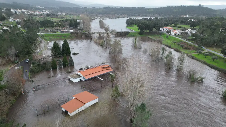 Subida do Rio Alva provoca inundações na povoação de Secarias em Arganil