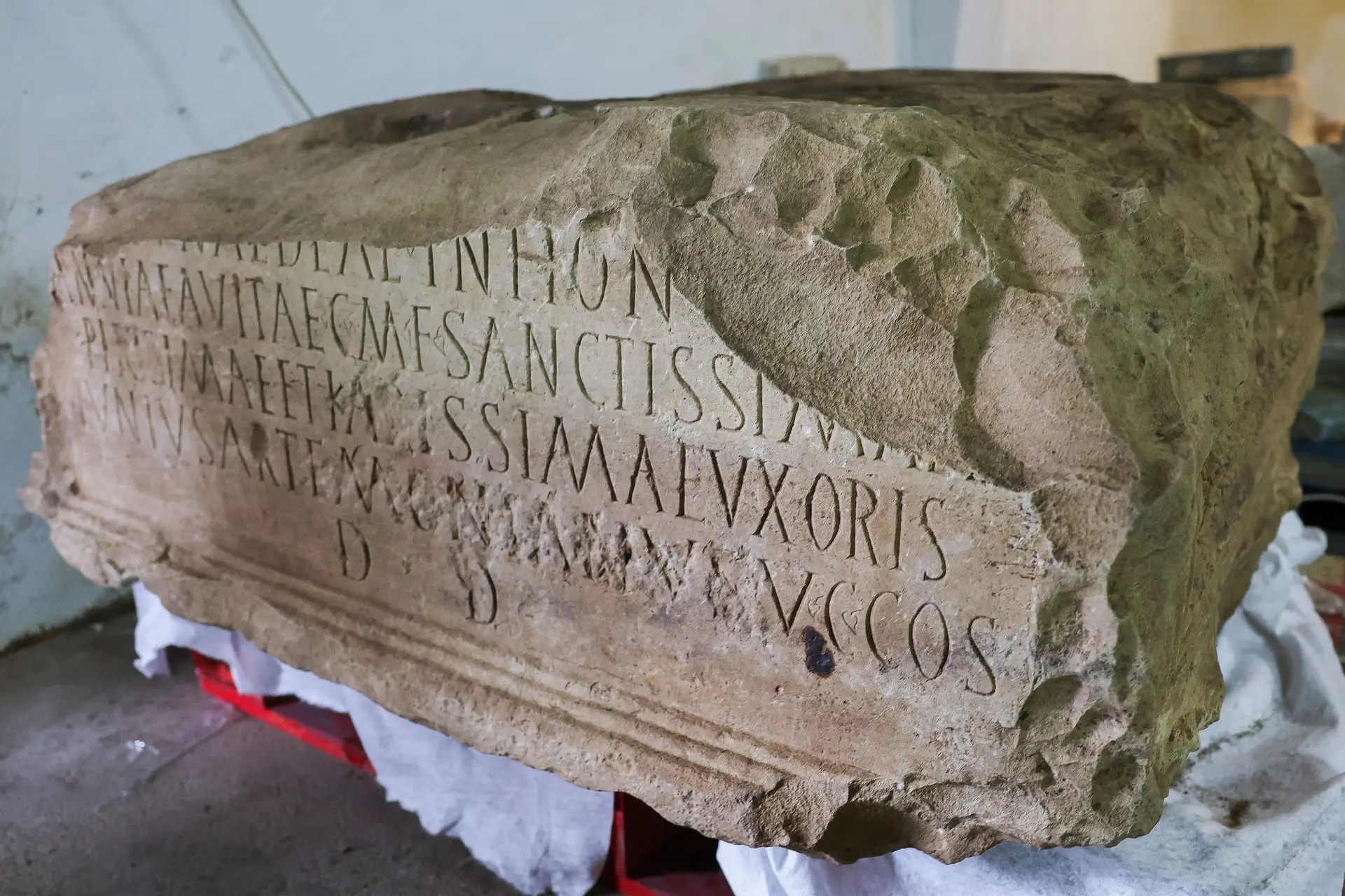 Descoberta base de antiga estátua romana epigrafada com duas toneladas em Faro
