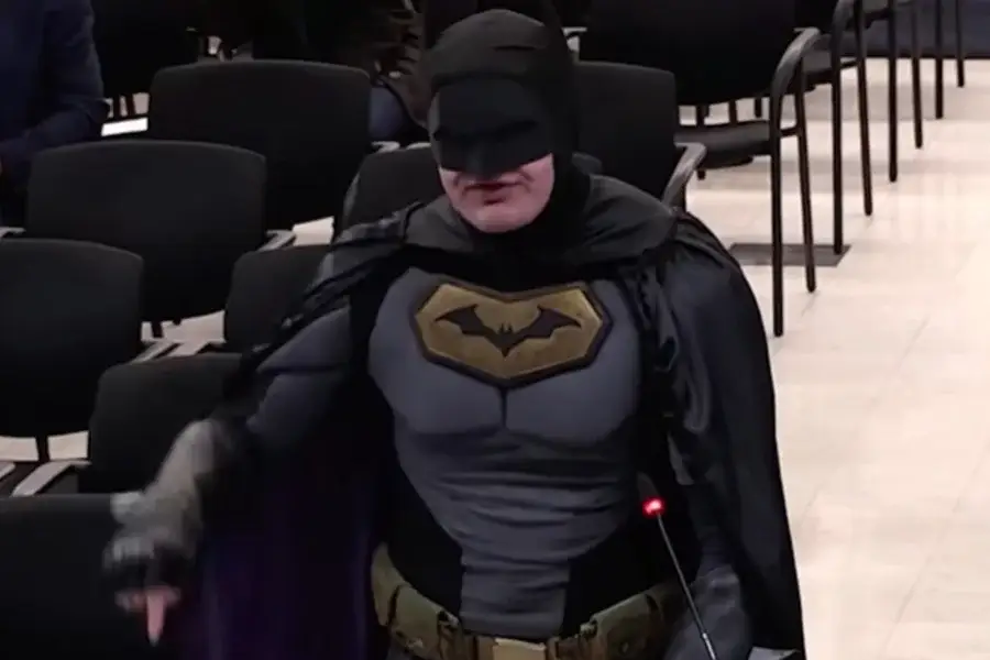 "Cobardes e traidores": homem vestido de Batman "exige" que cidade que não apoie o ICE no Super Bowl