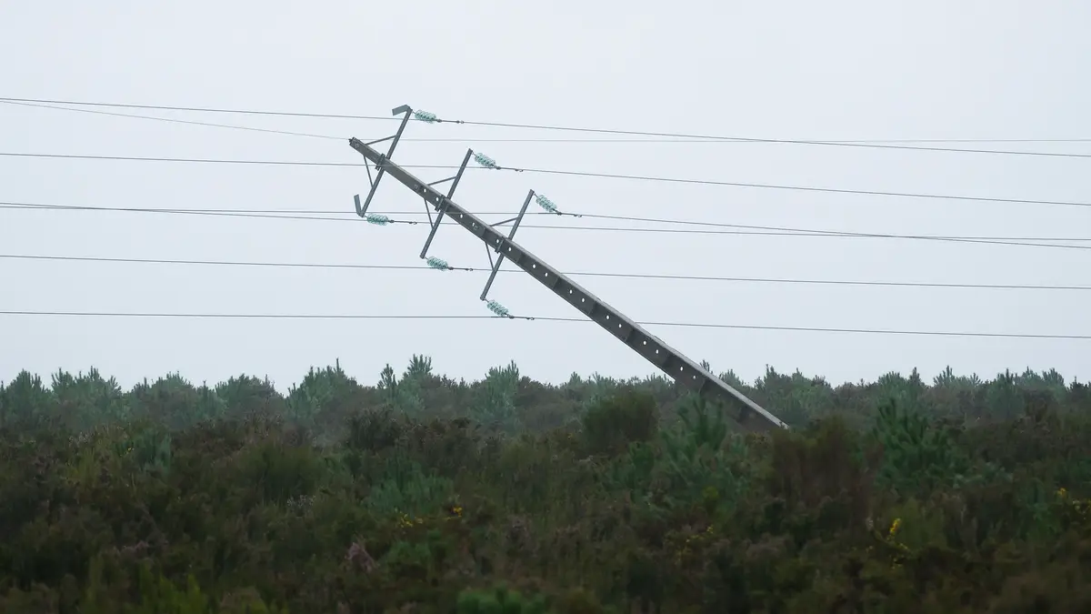 Uma torre situada à entrada de Vieira de Leiria, danificada devido à passagem da depressão Kristin, Marinha Grande, Leiria, 29 de janeiro de 2026. 