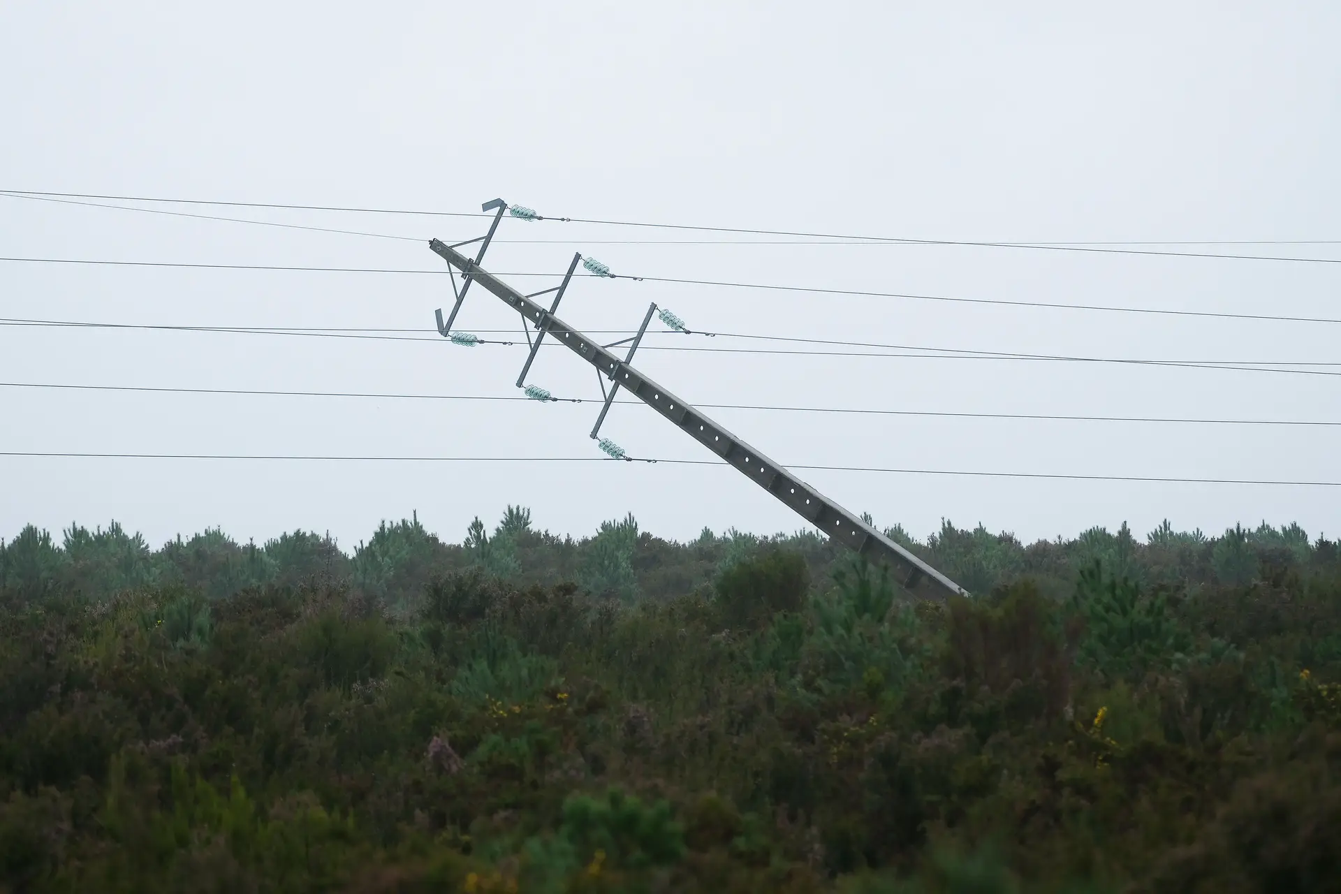 Uma torre situada à entrada de Vieira de Leiria, danificada devido à passagem da depressão Kristin, Marinha Grande, Leiria, 29 de janeiro de 2026. 