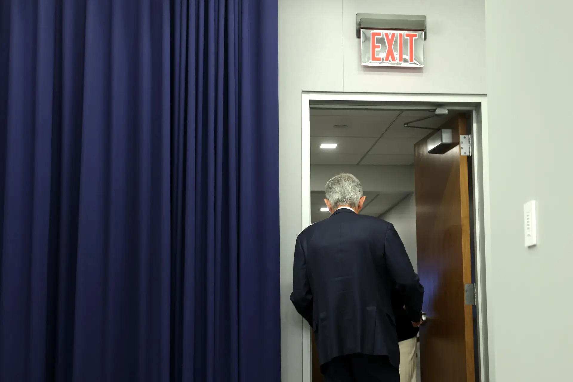 Trump escolhe Kevin Warsh para próximo presidente da Fed