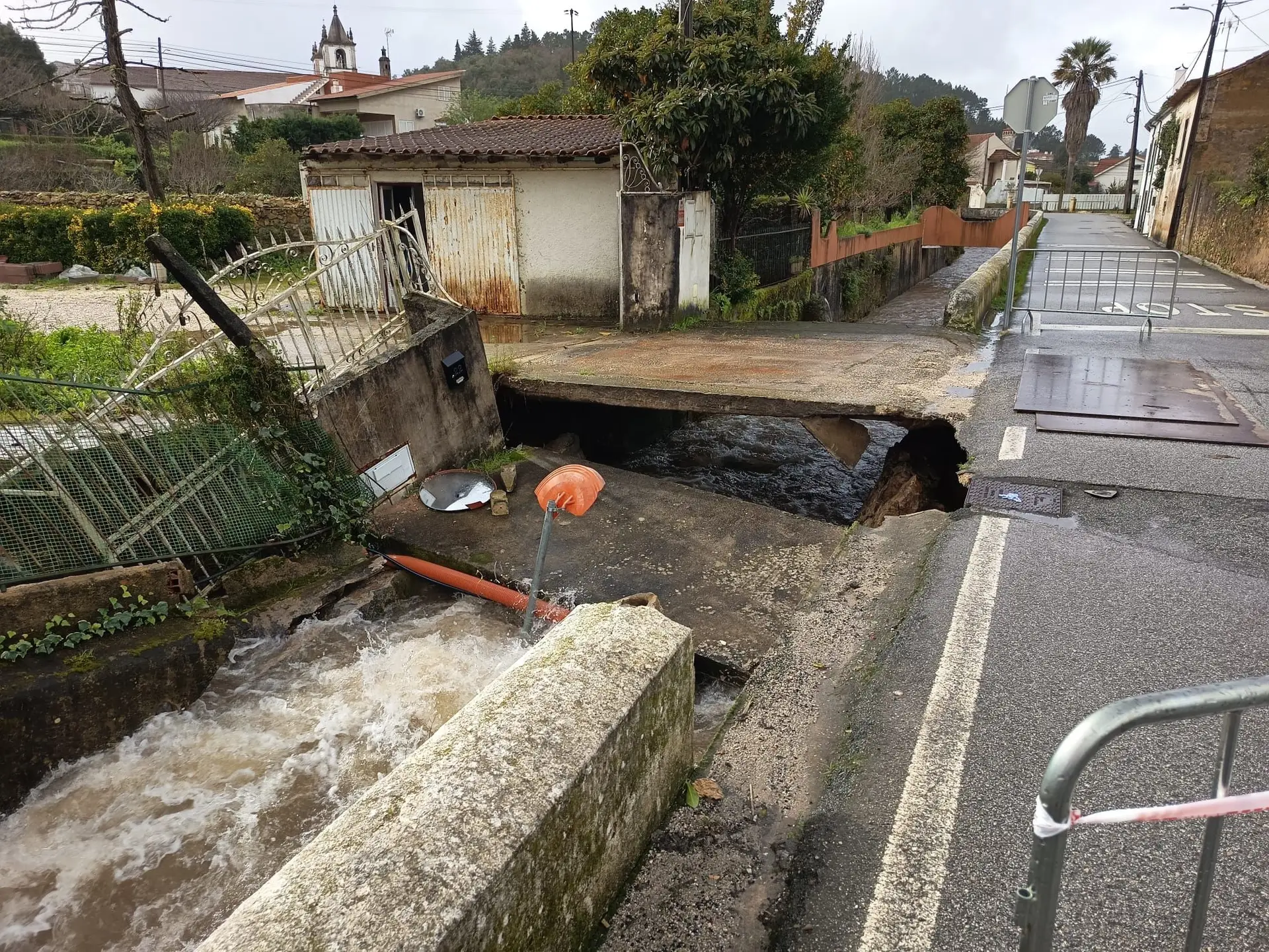 Família sem acesso a casa após ponte ruir em Coimbra