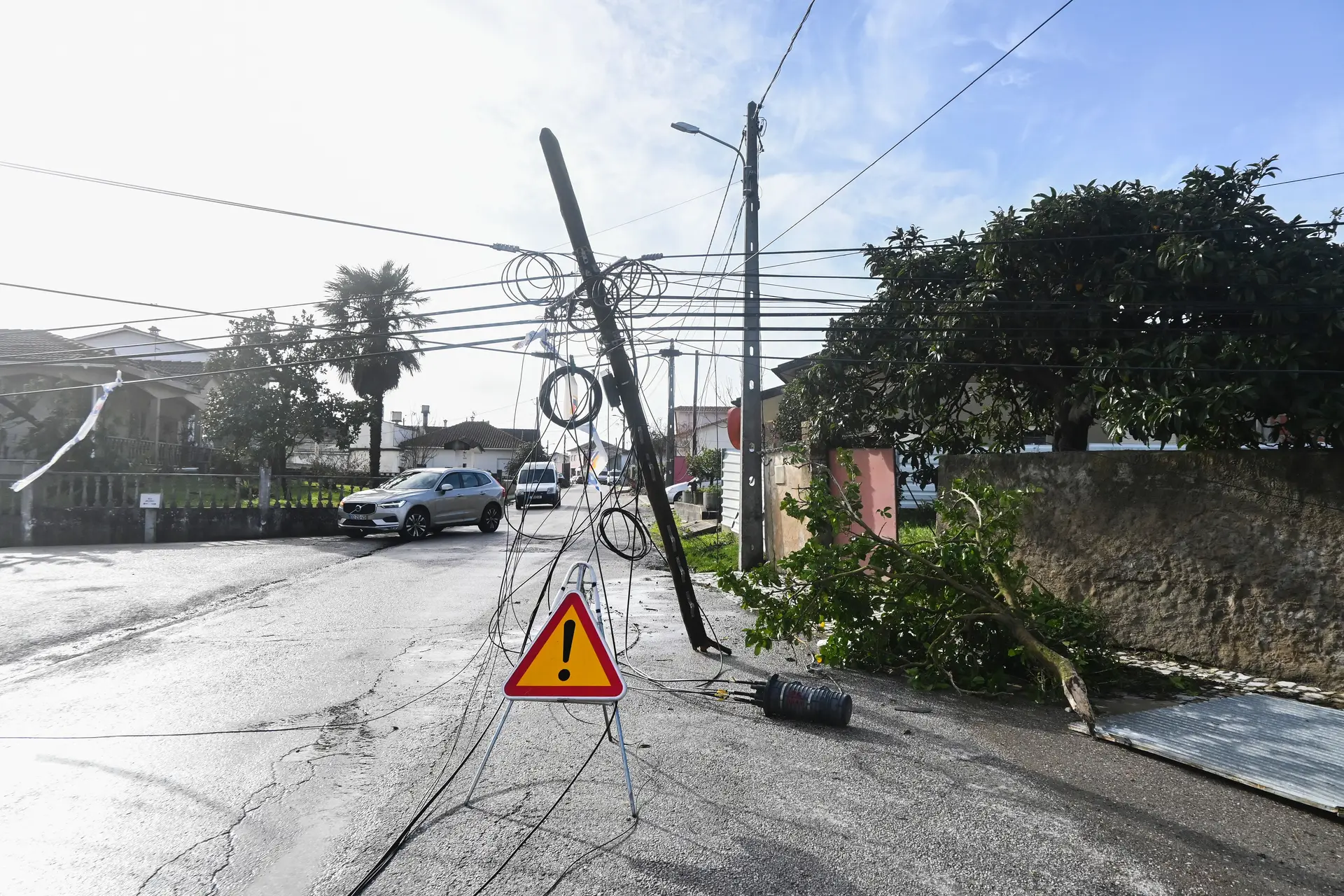 Homem morre ao cair de telhado que reparava no concelho da Batalha