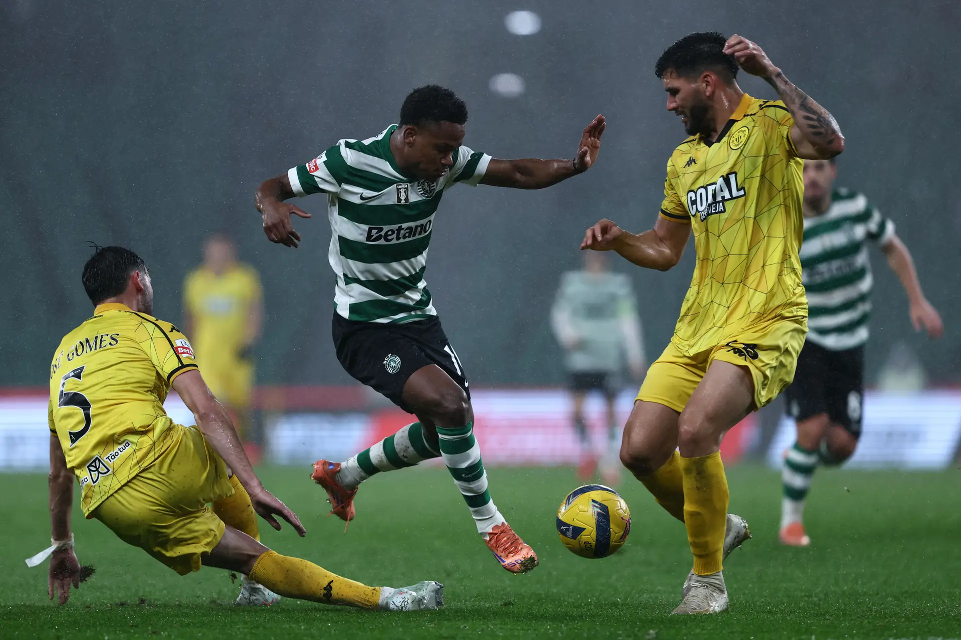 Sporting vence o Nacional da Madeira mesmo ao 'cair do pano'