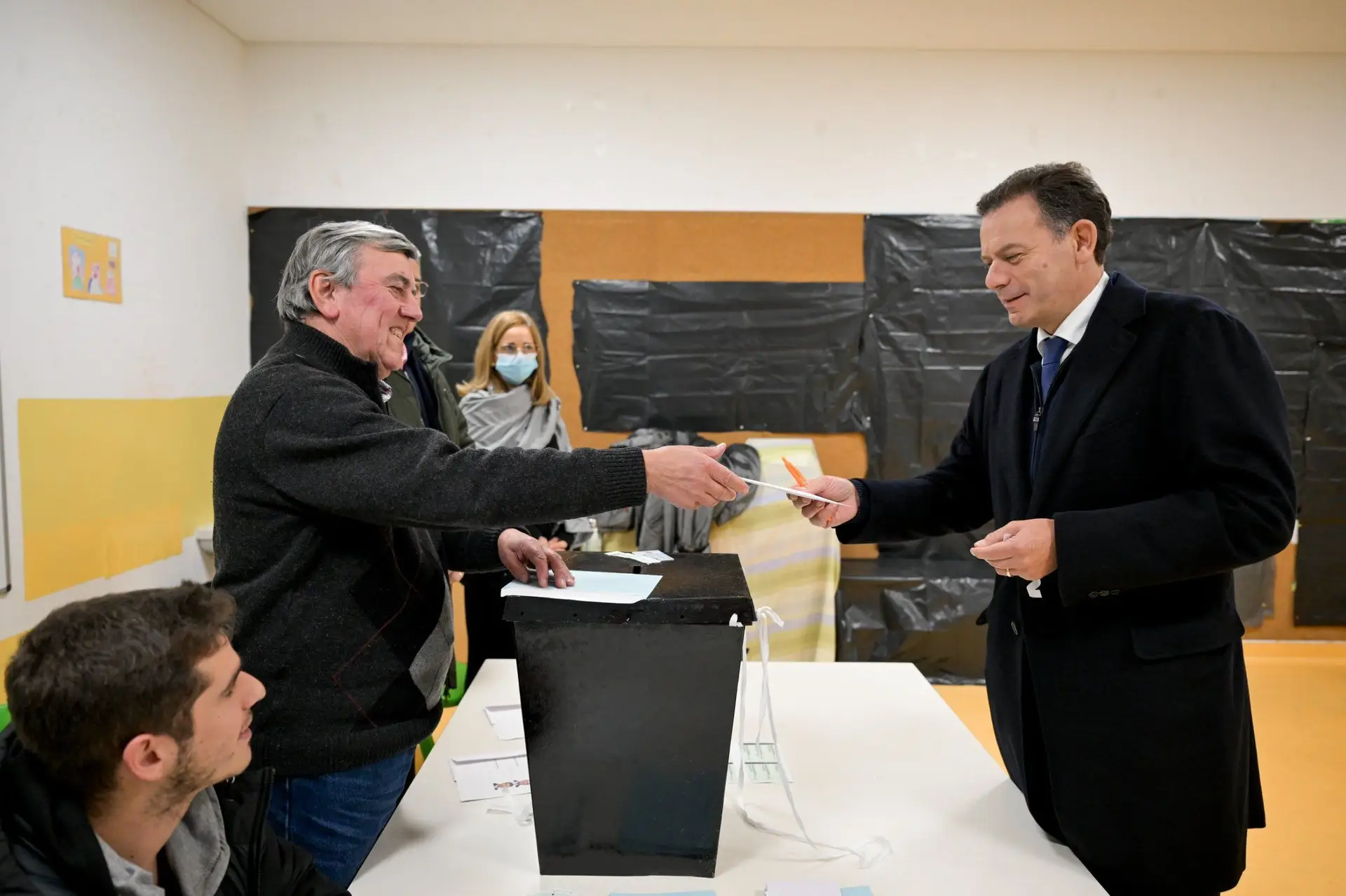 Presidenciais: Montenegro vota antecipadamente "apesar das preocupações e tarefas" que Governo tem em mãos