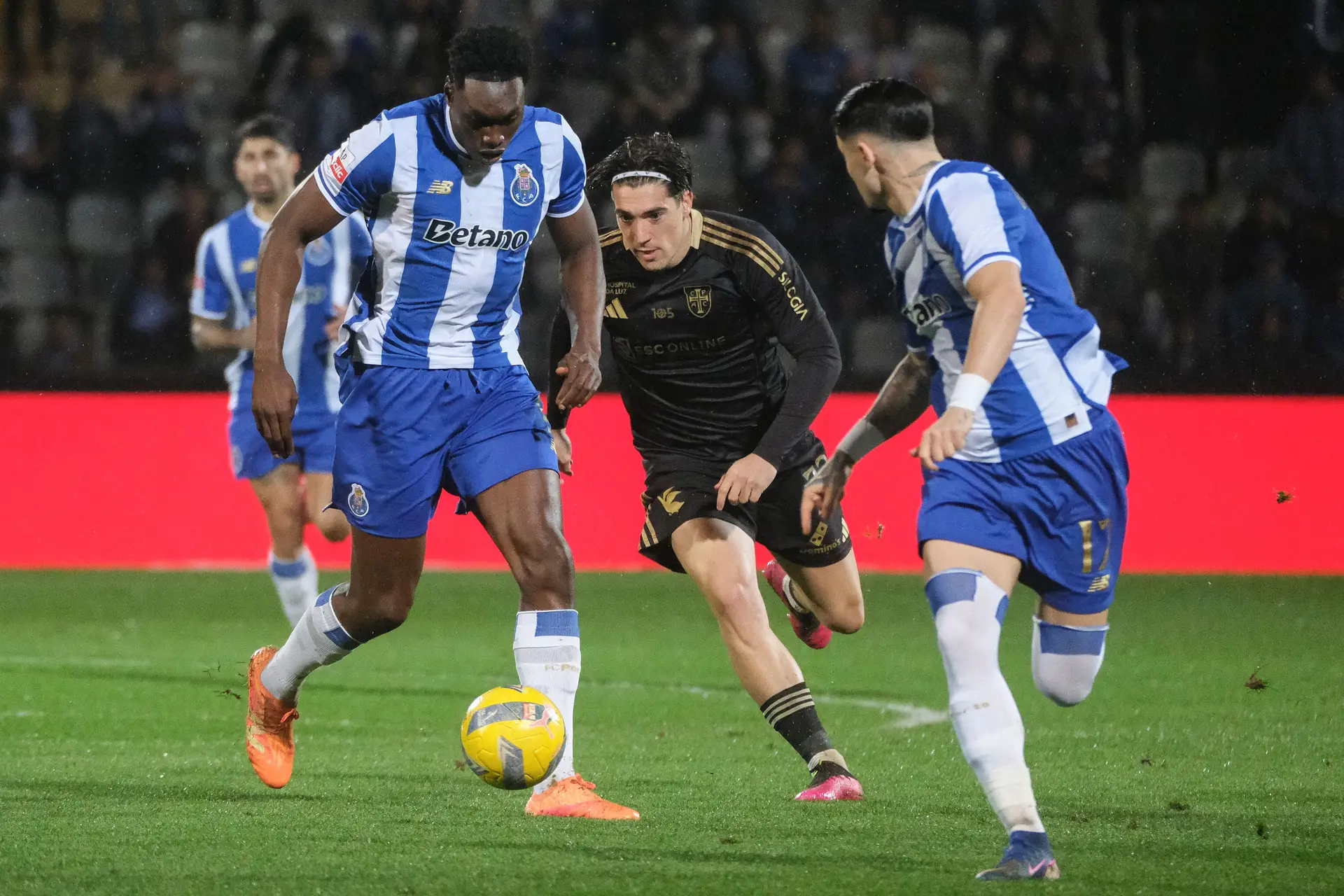 Gaizka Larrazabal (C) da Casa Pia contra Samu Aghehowa (L) do FC Porto durante o jogo de futebol da Primeira Liga Portuguesa entre Casa Pia e FC Porto, em Rio Maior, Portugal, 2 de Fevereiro de 2026