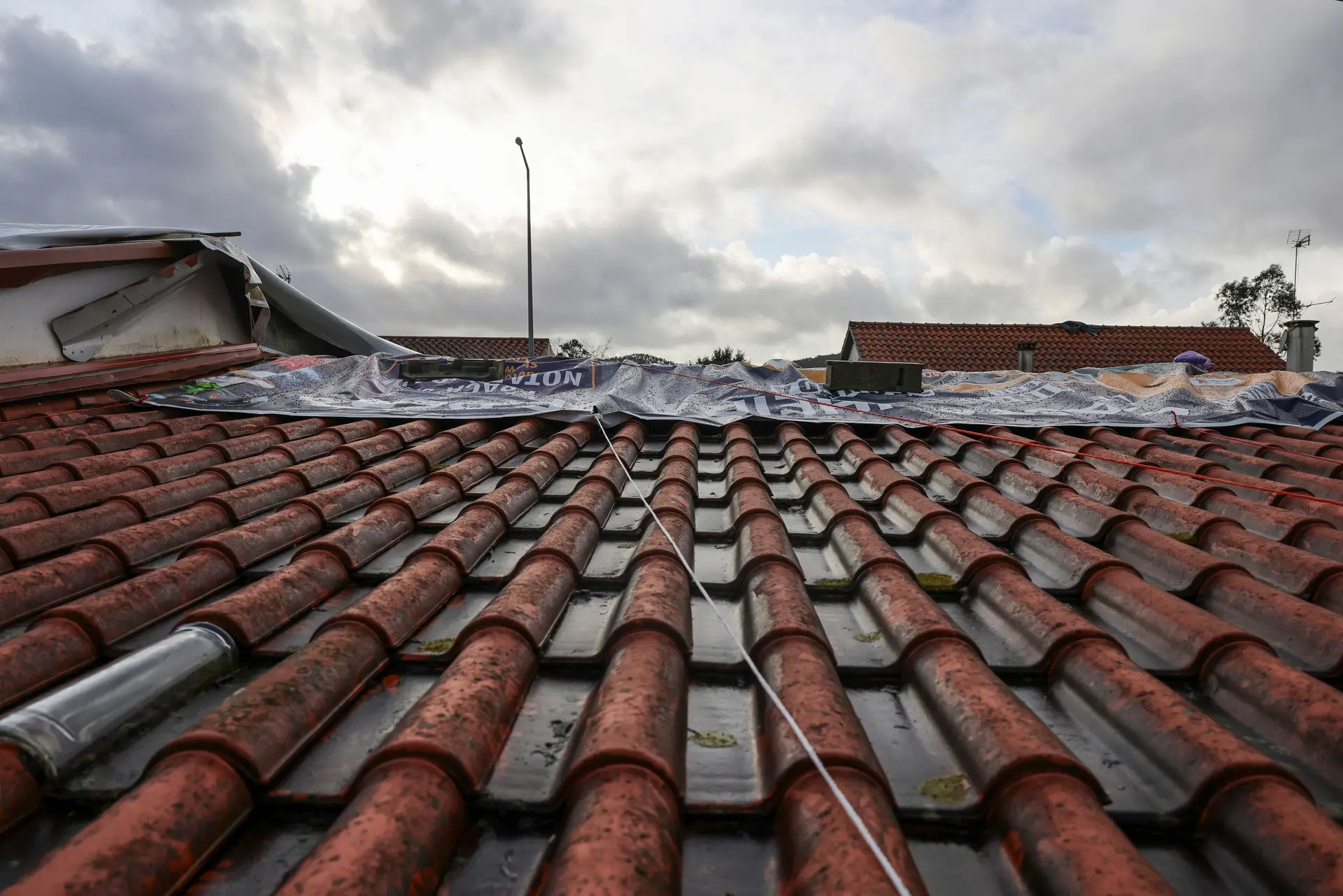 Homem morre ao cair de telhado que reparava no concelho de Porto de Mós