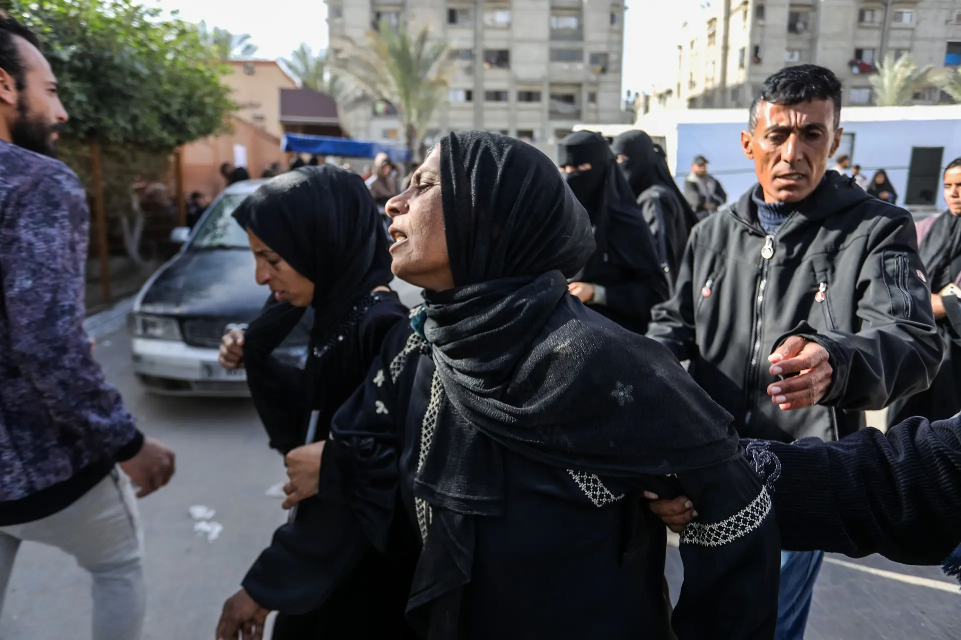 Familiares do menino de 3 anos, Iyad Ahmed Naeem al-Rabai, morto em Khan Yunis, Gaza