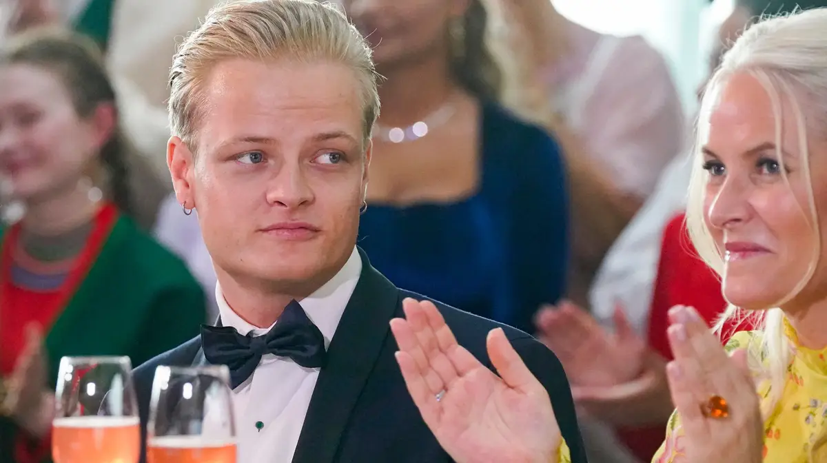 Marius Borg Høiby sentado ao lado da sua mãe, a princesa herdeira da Noruega, Mette-Marit, a 16 de junho de 2022 em Oslo, na Noruega.