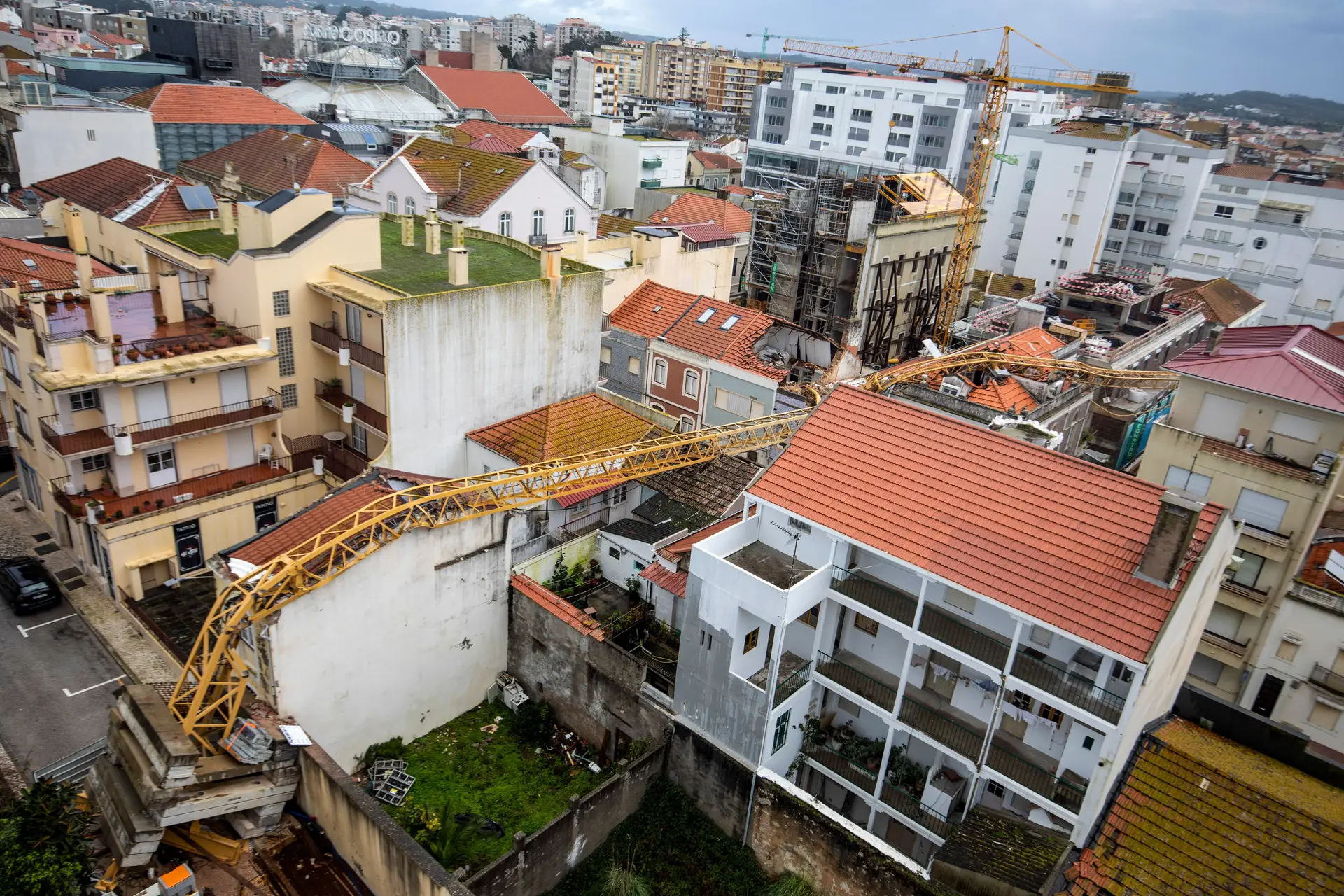 20 minutos: vento derruba grua na Figueira da Foz, seis prédios foram atingidos