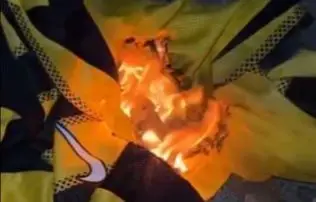 Adepto saudita queimou camisola de Benzema.