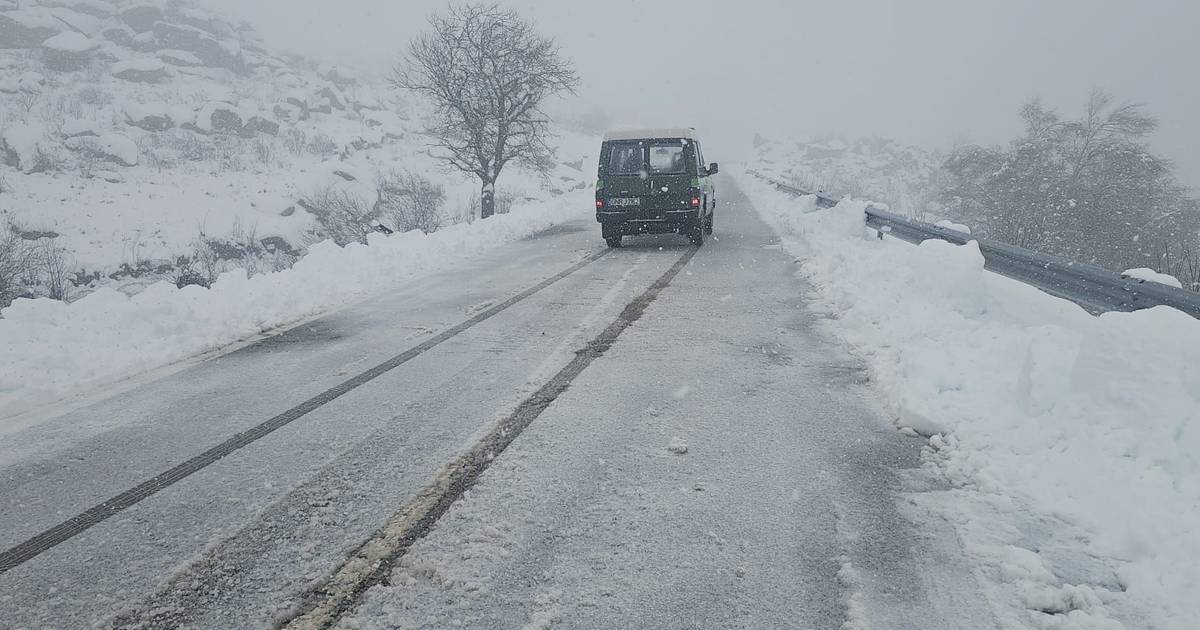 Coach stuck in snow in Viseu: authorities urge caution on the Serra de Montemuro