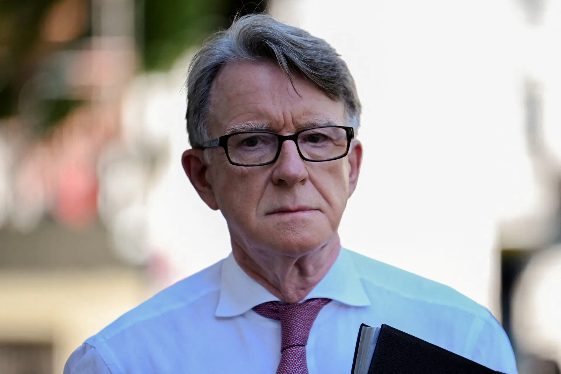 Peter Mandelson deixa Câmara dos Lordes após investigação a ligações a Epstein