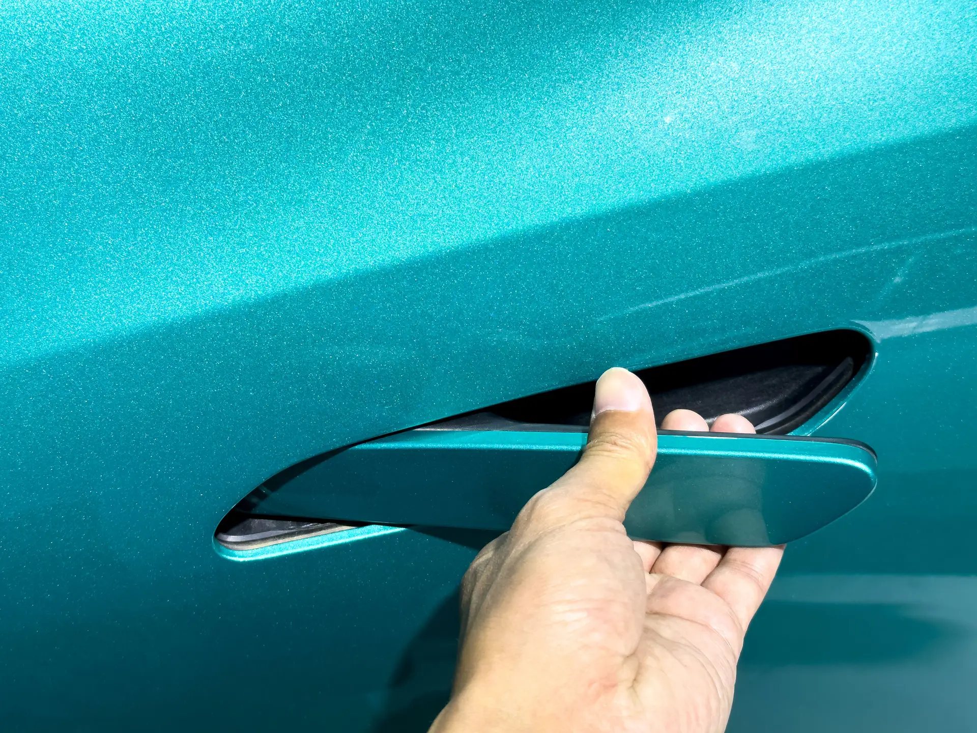 China proíbe puxadores ocultos nas portas dos veículos elétricos