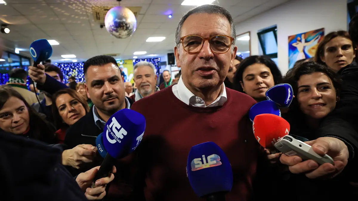 O candidato à segunda volta das eleições à Presidência da República, António José Seguro conversa com utentes da Associação dos Reformados, Pensionistas e Idosos do Concelho de Faro A.R.P.I., em Faro, 4 de fevereiro de 2026. 