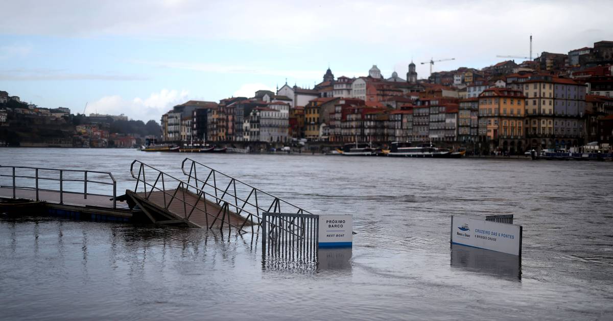 Inundações e desmoronamentos condicionam 11 vias no distrito do Porto