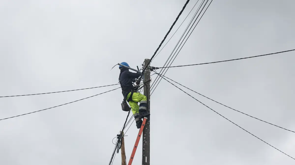 Um elemento da E-Redes procede à reparação de um poste de eletricidade devido à depressão Kristin, em Soure, 04 de fevereiro de 2026. 