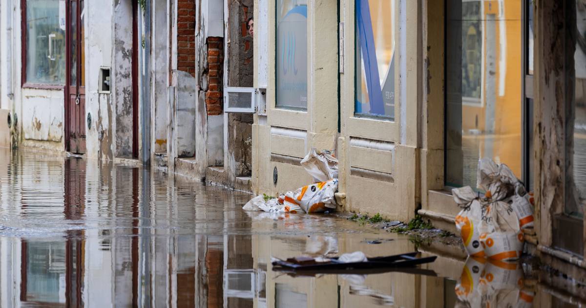 Parte baixa de Alcácer do Sal evacuada devido à subida do Sado