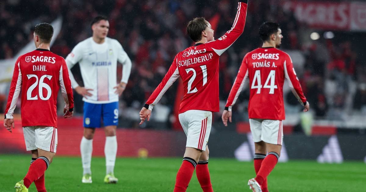 Anísio Cabral salta do banco para dar a vitória ao Benfica frente ao Alverca